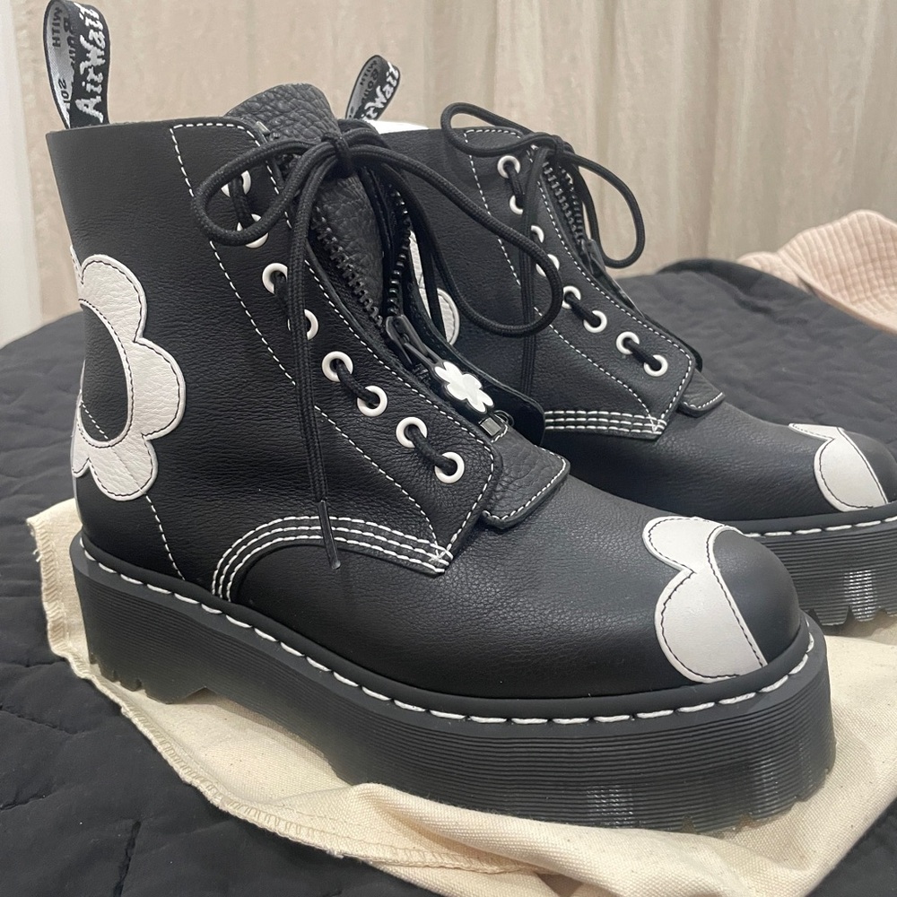 NWOT- Dr. Martens Black Sinclair Flower Platform Boots